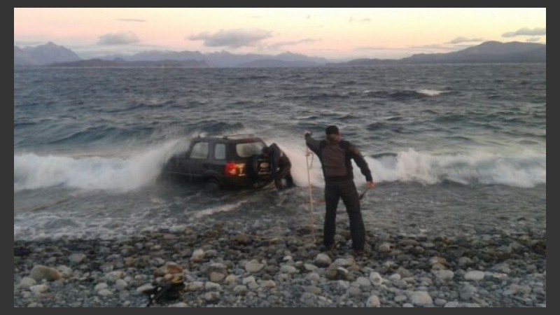 Personal de Prefectura Naval y de la Policía rionegrina intentaban rescatar el vehículo.