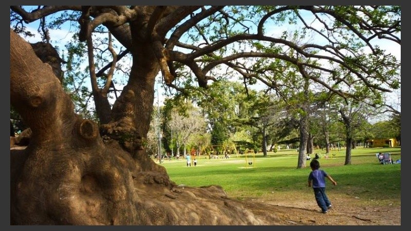 Un paseo por el Parque Alem con pérgolas, jardines, puentes peatonales y juegos. En Avenida de los Trabajadores, Arroyo Ludueña y río Paraná