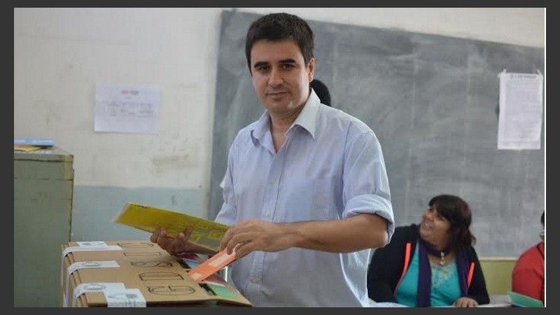 Eduardo Toniolli votó en la escuela Rosario de Santa Fe.