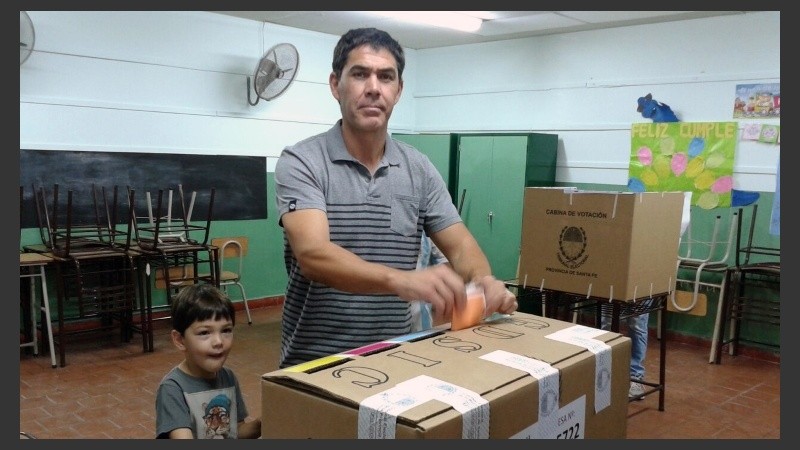 Alejandro Ramos votó en la escuela 2 de abril de Granadero Baigorria. 