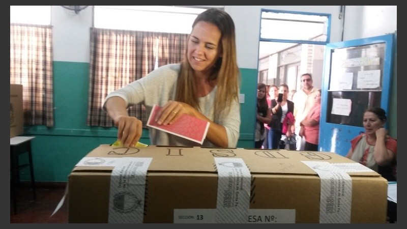 Anita Martínez votó en la escuela Profesor Arguelles.