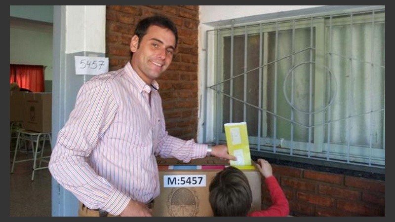 Juan Marcos Aviano votó en compañía de su pequeño hijo. 