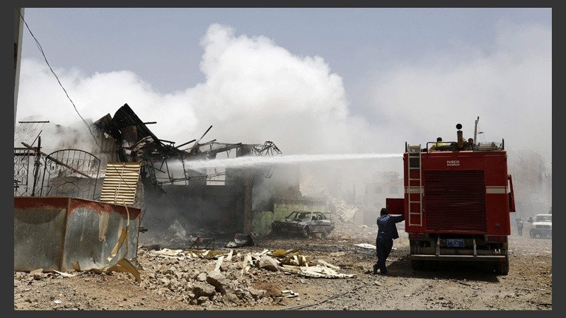  Un camión de bomberos participa en la extinción de un incendio. 