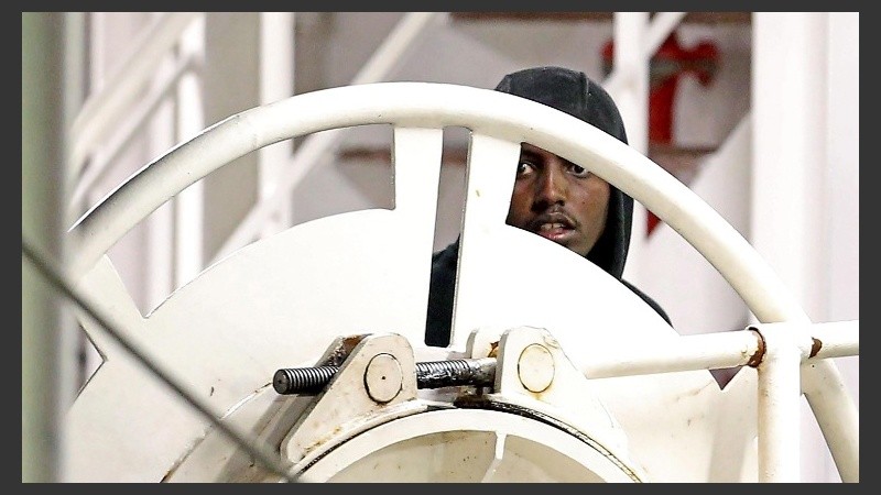 Un joven africano se refugia en un barco en su odisea.