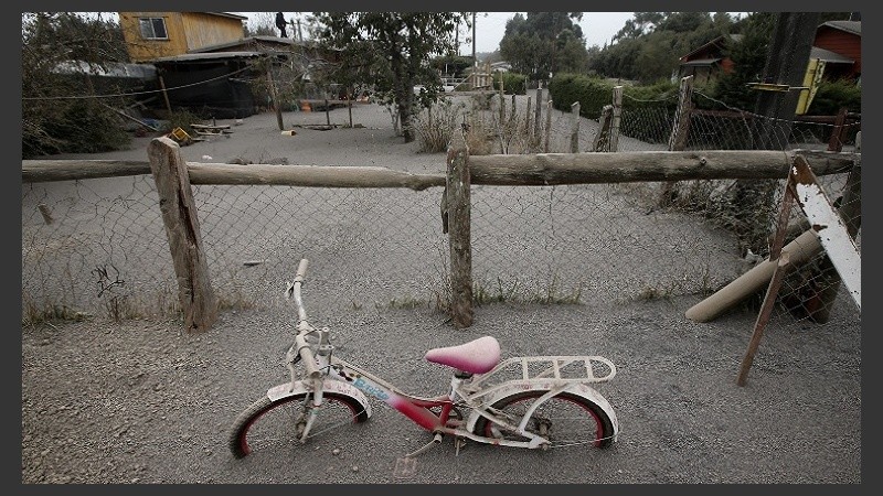  Vista de una bicicleta de niño enterrada en la localidad de Ensenada.