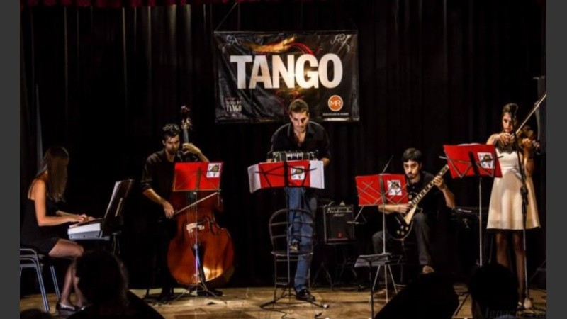 A las 20, tango con Quinteto El Espiante y los bailarines. En el centro municipal Distrito Noroeste, Pcias Unidas 150 bis. Gratis.