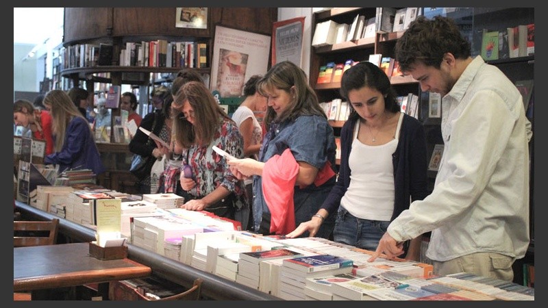 Muchos rosarinos aprovecharon para recorrer las librerías y buscar un buen libro.