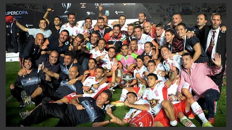 El festejo de Huracán tras consagrarse campeón de la copa.