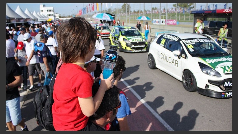 Un niño observa los autos de una de las categorías que corrieron en la pista.