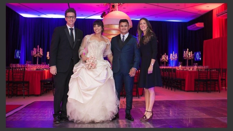 Marcos y Mariana, junto a los wedding planners, Adrián Pavía y Lorena Farina.