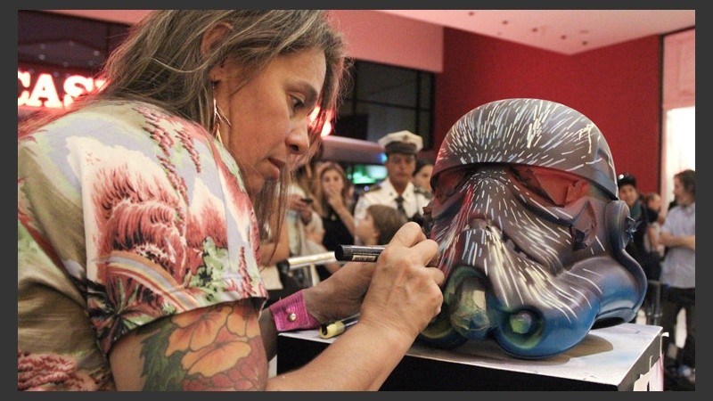 ¡Locos por Star Wars! Artistas rosarinos pintaron los cascos de los personajes llamados Stormtroopers.