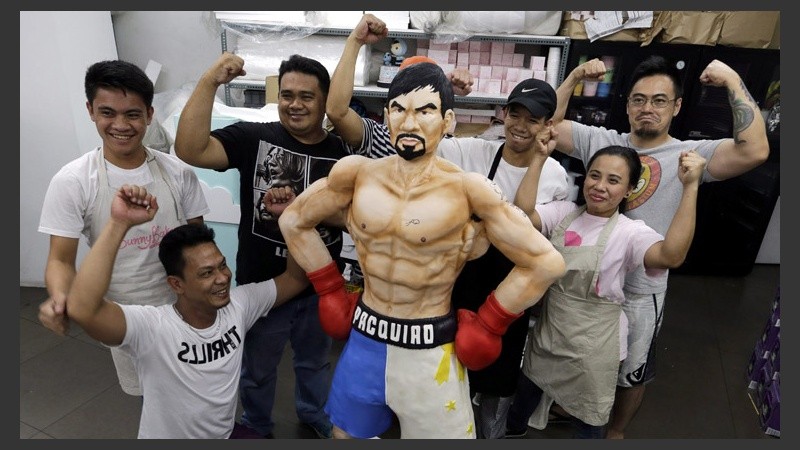 !Palpitan la pelea! Unos filipinos hicieron un pastel gigante con la figura de su boxeador Manny Pacquiao en la previa a su pelea con Mayweather.
