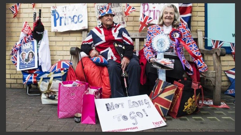 Entusiastas británicos esperaban la llegada del bebé real.