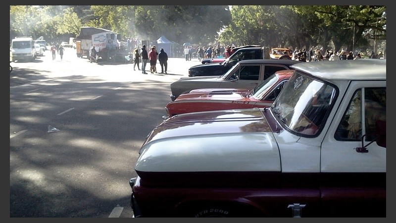 Autos clásicos de Chevrolet se hicieron presentes en una exposición en el parque Independencia.