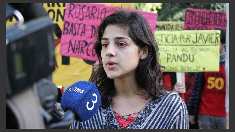 Una de las integrantes de Comunidad Rebelde hablando con la prensa. La organización social participó de la movida.