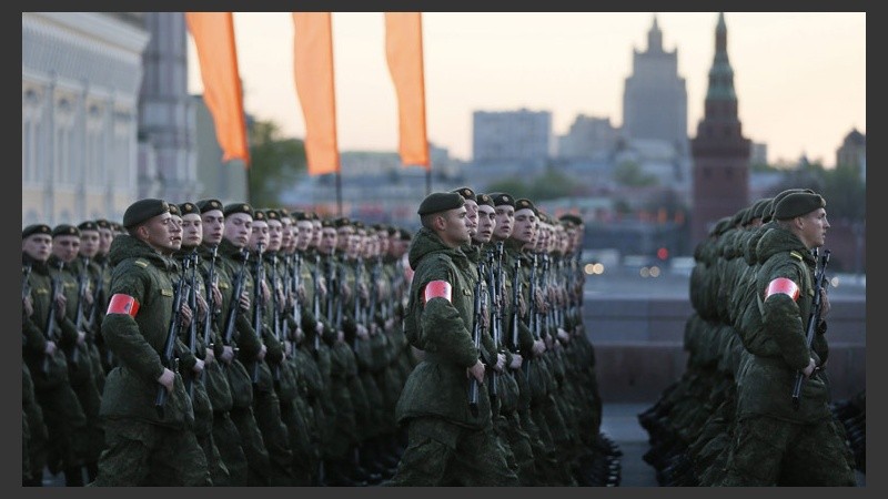 Soldados rusos en el ensayo general en Moscú.