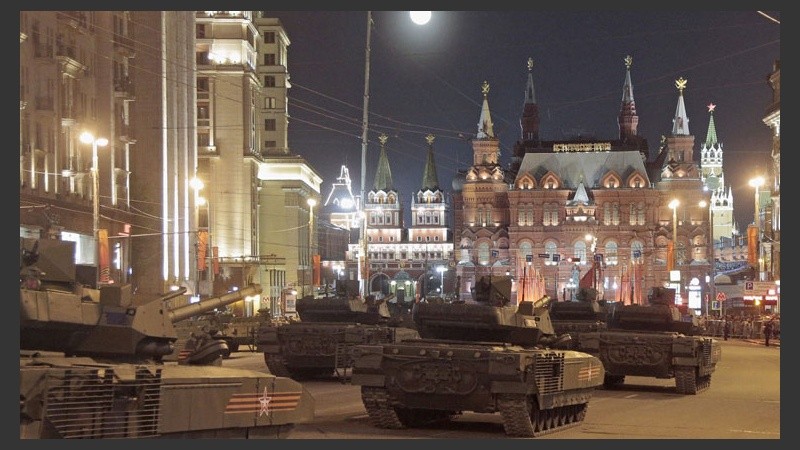 Vehículos de armamento ruso en las calles de Moscú.