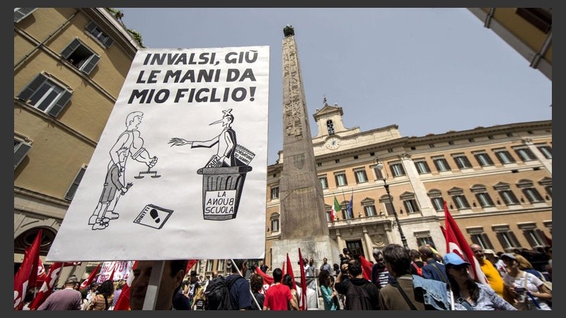 Italia: estudiantes y profesores marcharon contra reformas en la educación que abre la puerta a la financiación privada de los centros educativos.