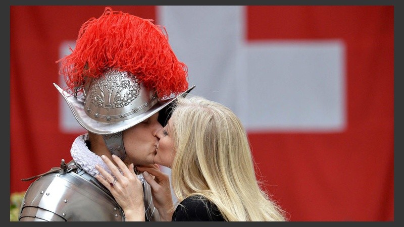 Un soldado besa a su novia luego de tomar juramento.