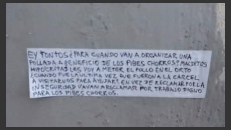 El cartel que dejaron a principios de mayo en Tucumán y San Nicolás. 