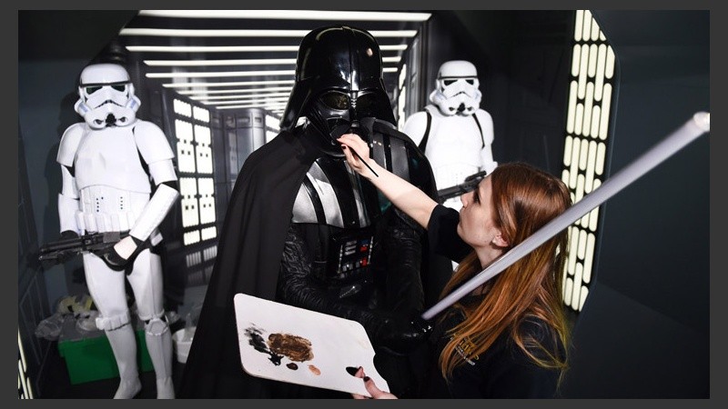 Una de las artistas pinta a Darth Vader. La muestra abrirá al público el próximo 12 de mayo.