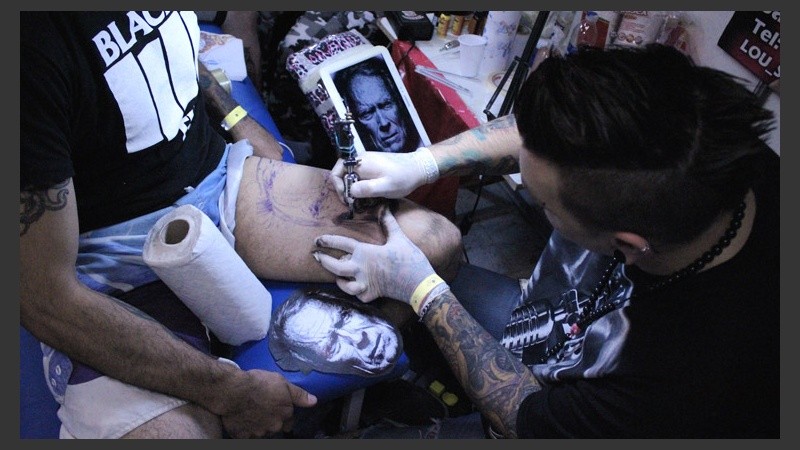 Un joven se tatúa a Clint Eastwood en su pierna.