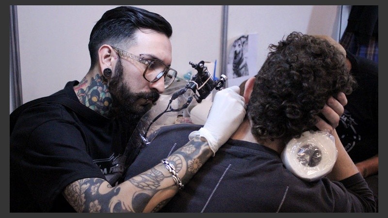 Concentración del tatuador y paciencia del tatuado.