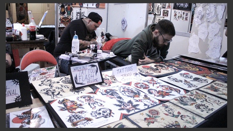 Las personas pueden elegir en el lugar diversos dibujos para tatuarse.