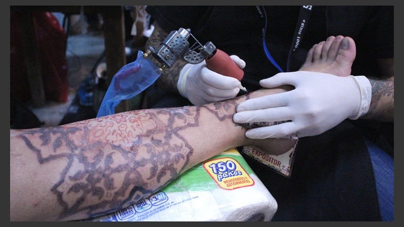 La pierna, el lugar elegido por este hombre para tatuarse.