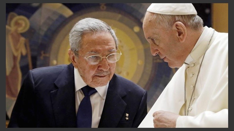 Raúl Castro y Francisco tuvieron un cálido encuentro en Roma. 