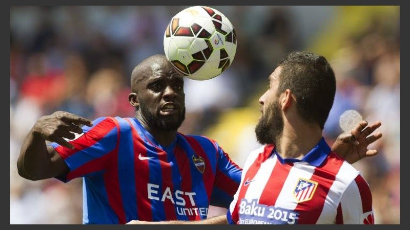 El defensa malí Mohamed Lamine y el centrocampista turco Arda Turán luchan por el balón.