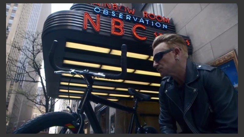 Bono y su duelo personal con la bicicleta.