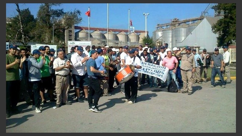 Las trabajadores se vienen manifestando en las diferentes cerealeras.