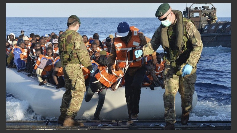La Marina británica rescató en el mar Mediterráneo a más de 400 inmigrantes.