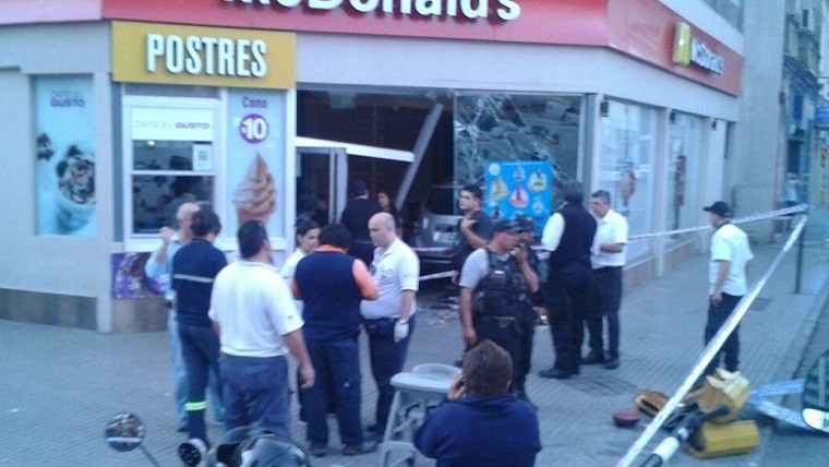El frente del local de comidas rápidas destrozado por el vehículos.
