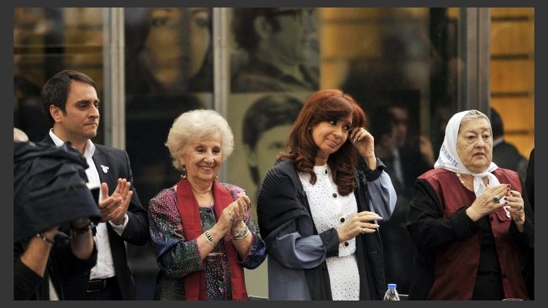 Cristina junto a Carlotto, Bonafini y Cabandié. 
