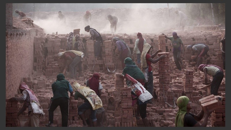 Nepal: tras el terremoto, trabajadores de una fábrica de ladrillos resisten ante la crisis en el país.