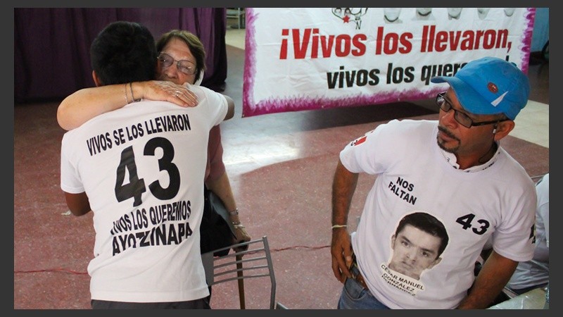 Familiares de los 43 estudiantes mexicanos desaparecidos en Ayotzinapa llegaron a Rosario.