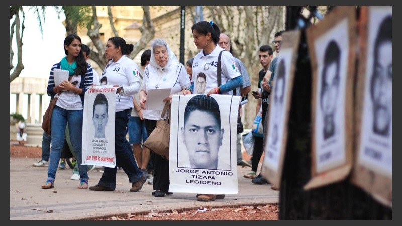 Madres de plaza 25 de Mayo realizaron la tradicional ronda junto a familiares de los estudiantes desaparecidos en México.