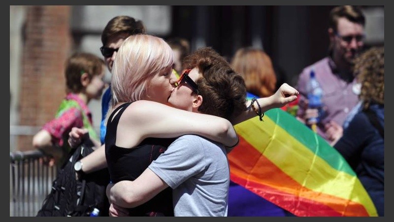 Una pareja celebra el resultado de la votación en las calles de Dublín. La decisión llega 22 años después de que Irlanda despenalizara la homosexualidad.