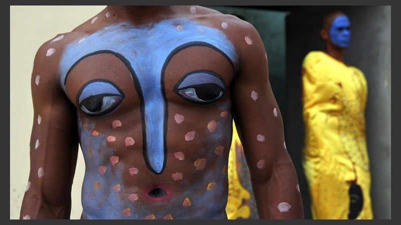 Cuerpos pintados: la colorida actividad en una muestra de arte en Cuba.