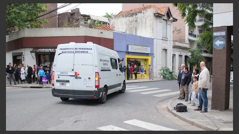 La camioneta de traslado de Cantero en la esquina de Montevideo y Moreno ante curiosos que observan su salida.