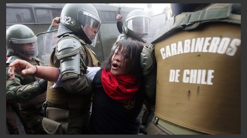 Enfrentamientos entre la policía de Chile y manifestantes en una marcha estudiantil.