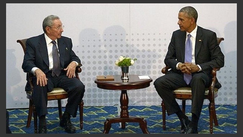 Obama y Castro buscan restablecer las relaciones.
