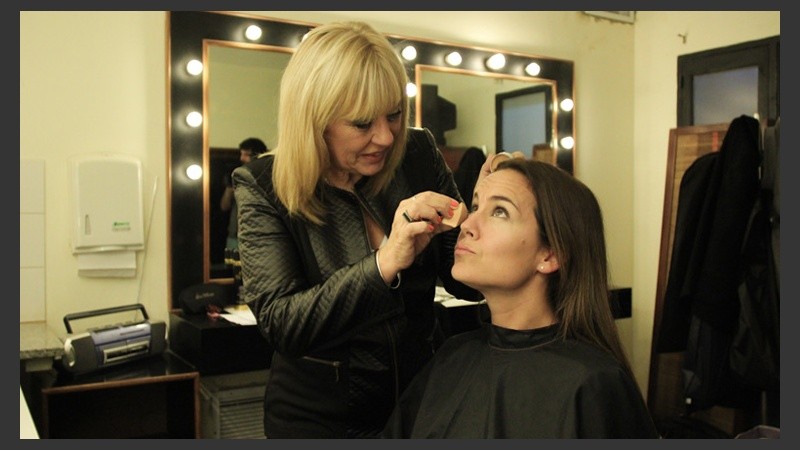 Antes del debate, Anita, al igual que casi todos los candidatos, pasó por maquillaje. 