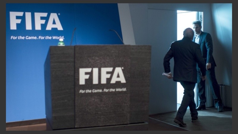 Blatter anunció que se va y varios ya se prueban su traje. 