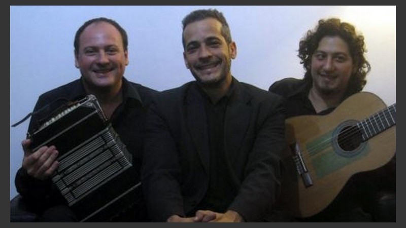 A las 21, el trío tanguero Quilici-Tessa-Irirate se presentan con su formación de bandoneón-guitarra y voz, en Olimpo bar, Mendoza y Corrientes.