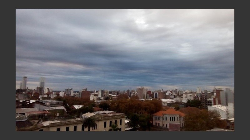 El cielo sigue cubierto sobre Rosario, pero ya no hay alerta. 