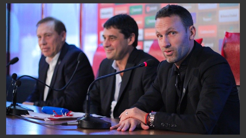 Bernardi en conferencia de prensa junto a Riccobelli y Sensini en el Coloso. 