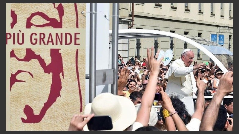 El Papa durante una recorrida por Torino.
